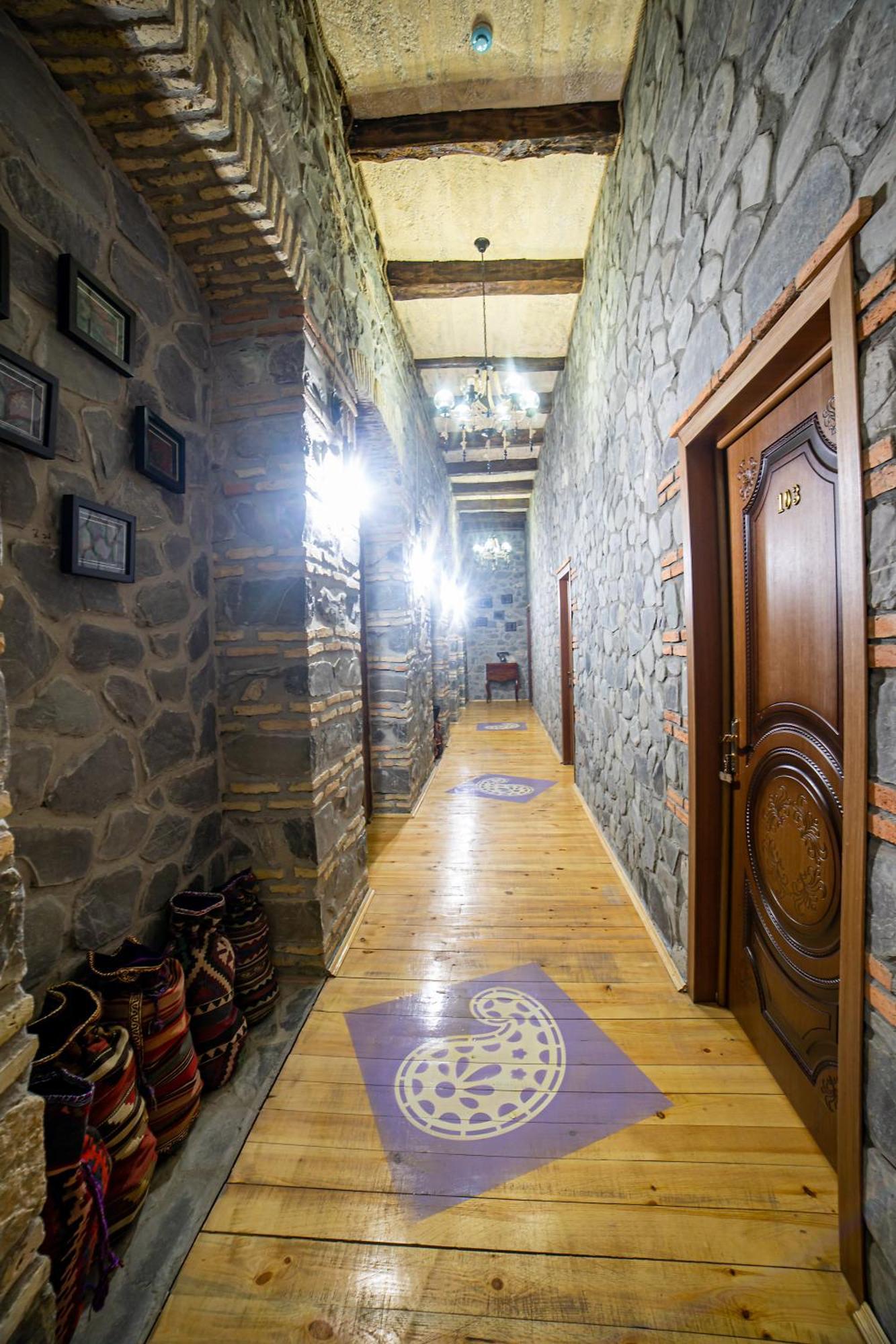 Old Town Sheki Hotel ภายนอก รูปภาพ